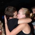 Baisers passionnés pour Sacha et sa petite amie Julie au Duplex le vendredi 31 août 2012 à Paris