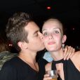 Sacha est plus épanoui que jamais auprès de sa petite amie Julie au Duplex le vendredi 31 août 2012 à Paris