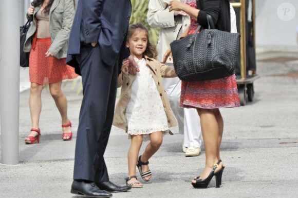 La petite Valentina, souriante à son arrivée à Venise avec ses parents Salma Hayek et François-Henri Pinault. Le 30 août 2012.