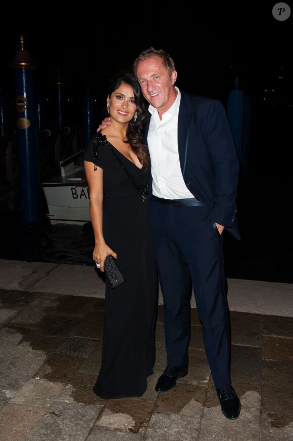 Salma Hayek son mari Francois-Henri Pinault prennent la pose à leur sortie de la soirée du Gucci Award for Women in Cinema. Venise, le 31 août 2012.