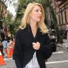 Discrète, Claire Danes sur le tournage de la série Girls, à New York le 4 septembre 2012