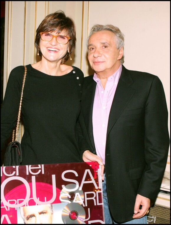 Michel Sardou et Anne-Marie Périer, son épouse, à Paris, le 26 avril 2004.