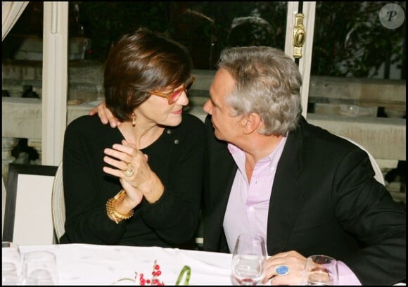 Michel Sardou et Anne-Marie Périer, son épouse, à Paris, le 26 avril 2004.