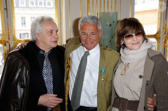 Le photographe Jean-Marie Périer entouré de sa demi-soeur Anne-Marie Périer et Michel Sardou, à Paris, le 8 février 2012.