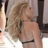 Erin Heatherton se cambre et nous offre un superbe spectacle durant son shooting pour Victoria's Secret. Miami, le 10 septembre 2012.