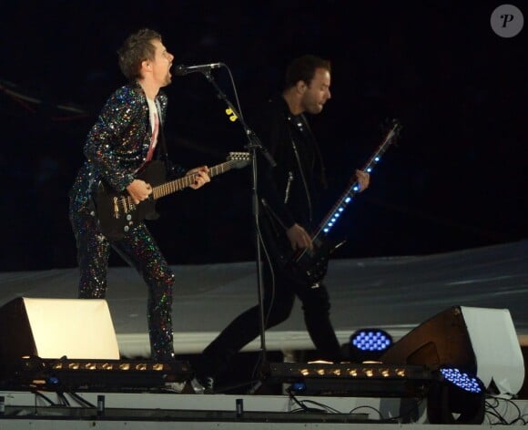 Muse interprète Survival durant la cérémonie de clôture des Jeux olympiques de Londres, le 12 août 2012.