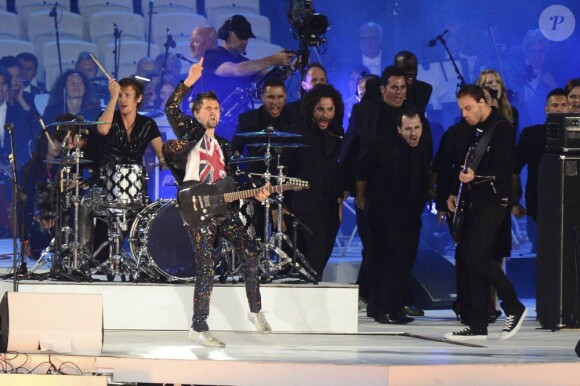 Muse interprète Survival durant la cérémonie de clôture des Jeux olympiques de Londres, le 12 août 2012.