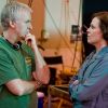James Cameron et Sigourney Weaver discutent sur le plateau du film Avatar (2009) de James Cameron.