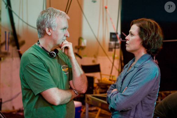 James Cameron et Sigourney Weaver discutent sur le plateau du film Avatar (2009) de James Cameron.