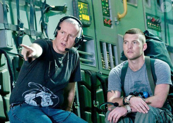James Cameron et Sam Worthington discutent sur le plateau du film Avatar (2009) de James Cameron.