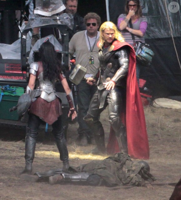 Chris Hemsworth tourne les premières scènes de Thor : The Dark World avec Jaimie Alexander, dans le sud de l'Angleterre, le 11 septembre 2012.