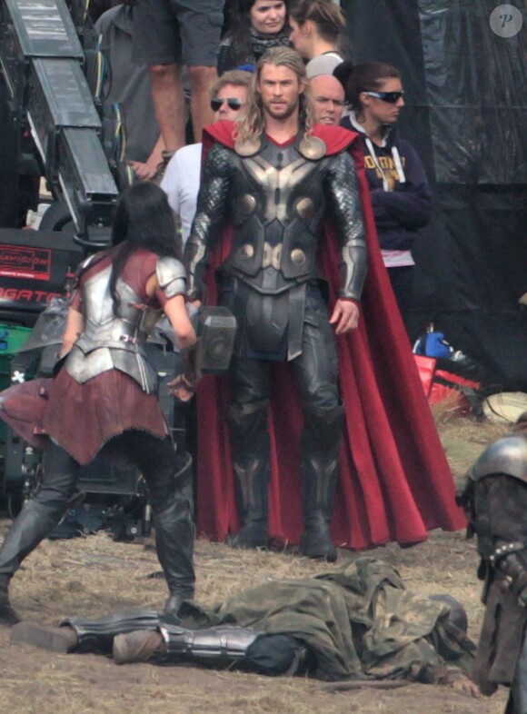 Chris Hemsworth tourne les premières scènes de Thor : The Dark World avec Jaimie Alexander, dans le sud de l'Angleterre, le 11 septembre 2012.