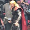 L'étalon Chris Hemsworth tourne les premières scènes de Thor : The Dark World avec Jaimie Alexander, dans le sud de l'Angleterre, le 11 septembre 2012.