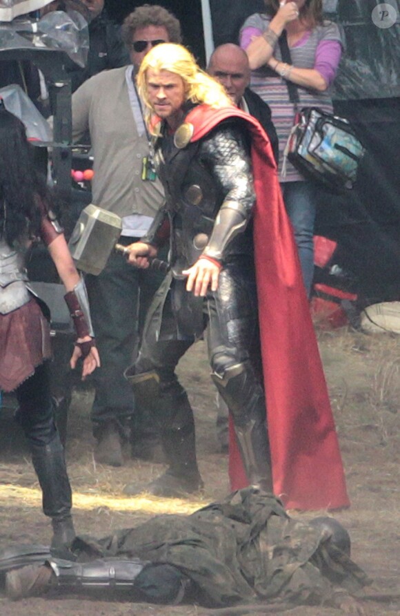 L'étalon Chris Hemsworth tourne les premières scènes de Thor : The Dark World avec Jaimie Alexander, dans le sud de l'Angleterre, le 11 septembre 2012.