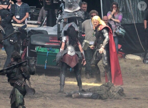 Chris Hemsworth tourne les premières scènes de Thor : The Dark World avec Jaimie Alexander, dans le sud de l'Angleterre, le 11 septembre 2012.