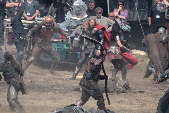 Chris Hemsworth tourne les premières scènes de Thor : The Dark World avec Jaimie Alexander, dans le sud de l'Angleterre, le 11 septembre 2012.