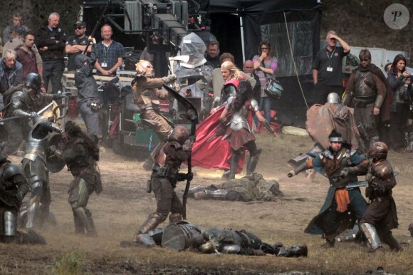 Chris Hemsworth tourne les premières scènes de Thor : The Dark World avec Jaimie Alexander, dans le sud de l'Angleterre, le 11 septembre 2012.
