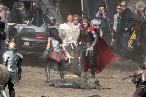 Chris Hemsworth tourne les premières scènes de Thor : The Dark World avec Jaimie Alexander, dans le sud de l'Angleterre, le 11 septembre 2012.