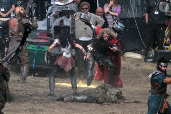 Chris Hemsworth tourne les premières scènes de Thor : The Dark World avec Jaimie Alexander, dans le sud de l'Angleterre, le 11 septembre 2012.