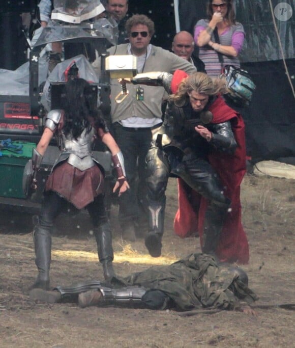 Chris Hemsworth tourne les premières scènes de Thor : The Dark World avec Jaimie Alexander, dans le sud de l'Angleterre, le 11 septembre 2012.