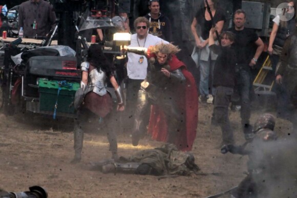 Chris Hemsworth tourne les premières scènes de Thor : The Dark World avec Jaimie Alexander, dans le sud de l'Angleterre, le 11 septembre 2012.