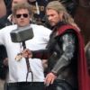 Avec son fameux marteau, Chris Hemsworth tourne les premières scènes de Thor : The Dark World avec Jaimie Alexander, dans le sud de l'Angleterre, le 11 septembre 2012.