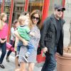John Travolta et sa femme Kelly Preston profitent d'une douce balade à Paris avec leur enfant Benjamin, 22 mois, le 12 septembre 2012