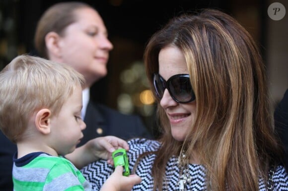 Kelly Preston avec son enfant Benjamin, 22 mois, le 12 septembre 2012 à Paris