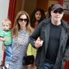 John Travolta et sa femme Kelly Preston : une douce balade à Paris avec leur enfant Benjamin, 22 mois, le 12 septembre 2012