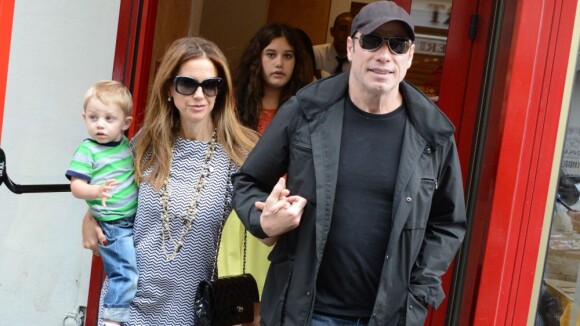 John Travolta et Kelly Preston, unis : loin des rumeurs, à Paris avec leur fils