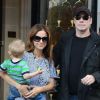John Travolta et sa femme Kelly Preston : une douce balade à Paris avec leur enfant Benjamin, 22 mois, le 12 septembre 2012