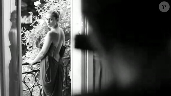 Clara Morgane divine dans le clip de sa reprise de Comme un boomerang (2012)