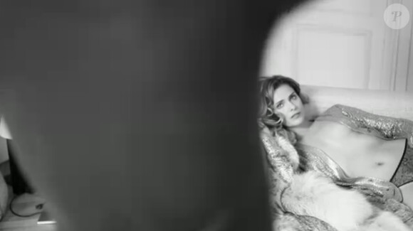 Clara Morgane divine dans le clip de sa reprise de Comme un boomerang (2012)