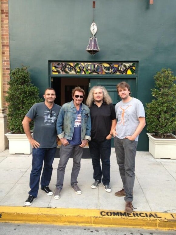 Johnny Hallyday et son équipe (dont le directeur musical Yvan Cassar), devant le studio où ils enregistrent à Los Angeles, le 13 septembre 2012.
