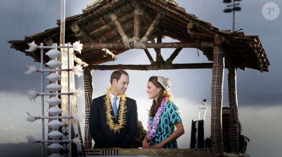Le prince William et son épouse Kate, romantiques lors de leur arrivé le dimanche 16 septembre 2012 à l'aéroport Henderson à Honiara aux Iles Salomon, troisième étape de leur voyage en Asie du sud-est dans la cadre du Jubilé de diamant de la reine Elizabeth II