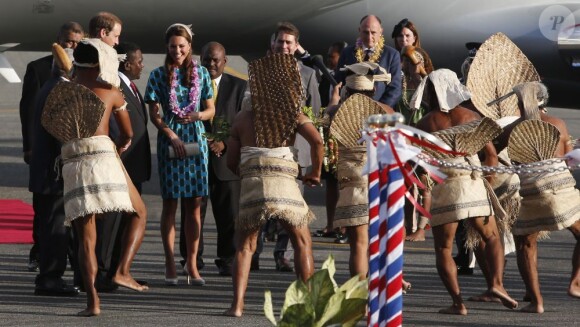 Le prince William et son épouse Kate ont eu le droit à un accueil guerrier lors de son arrivée le dimanche 16 septembre 2012 à l'aéroport Henderson à Honiara aux Iles Salomon, troisième étape de leur voyage en Asie du sud-est dans la cadre du Jubilé de diamant de la reine Elizabeth II