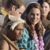 Kate Middleton escortée par des guerriers en tenues traditionnelles lors de son arrivée le dimanche 16 septembre 2012 à l'aéroport Henderson à Honiara aux Iles Salomon, troisième étape de leur voyage en Asie du sud-est dans la cadre du Jubilé de diamant de la reine Elizabeth II