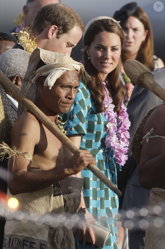Kate Middleton escortée par des guerriers en tenues traditionnelles lors de son arrivée le dimanche 16 septembre 2012 à l'aéroport Henderson à Honiara aux Iles Salomon, troisième étape de leur voyage en Asie du sud-est dans la cadre du Jubilé de diamant de la reine Elizabeth II