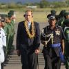 Le prince William a passé en revue la garde d'honneur le dimanche 16 septembre 2012 à l'aéroport Henderson à Honiara aux Iles Salomon, troisième étape de son voyage en Asie du sud-est dans la cadre du Jubilé de diamant de la reine Elizabeth II