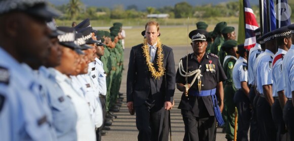 Le prince William a passé en revue la garde d'honneur le dimanche 16 septembre 2012 à l'aéroport Henderson à Honiara aux Iles Salomon, troisième étape de son voyage en Asie du sud-est dans la cadre du Jubilé de diamant de la reine Elizabeth II