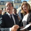 François Hollande et sa compagne Valérie Trierweiler ont accueilli les nombreux visiteurs venus découvrir le palais de l'Elysée dans le cadre des Journées du patrimoine le 16 septembre 2012 à Paris