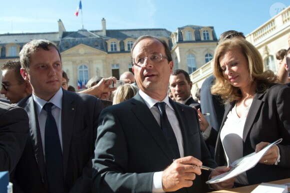 François Hollande et sa compagne Valérie Trierweiler ont accueilli les nombreux visiteurs venus découvrir le palais de l'Elysée dans le cadre des Journées du patrimoine le 16 septembre 2012 à Paris