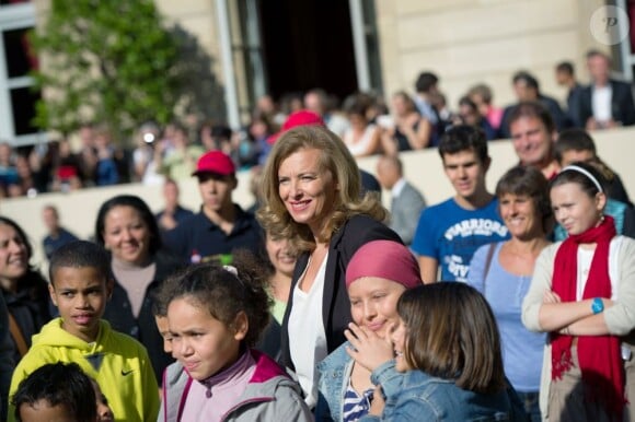 Valérie Trierweiler pose au milieu des enfants venus découvrir le palais de l'Elysée dans le cadre des Journées du patrimoine le 16 septembre 2012 à Paris