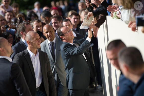 François Hollande a signé de nombreux autohraphes aux visiteurs venus découvrir le palais de l'Elysée dans le cadre des Journées du patrimoine le 16 septembre 2012 à Paris
