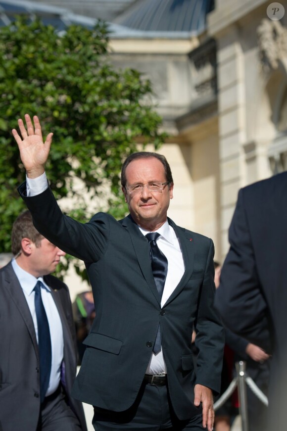 François Hollande et sa compagne Valérie Trierweiler ont accueilli les visiteurs venus découvrir le palais de l'Elysée dans le cadre des Journées du patrimoine le 16 septembre 2012 à Paris