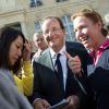 Les sourires étaient au rendez-vous pour François Hollande qui accueillait les visiteurs venus découvrir le palais de l'Elysée dans le cadre des Journées du patrimoine le 16 septembre 2012 à Paris