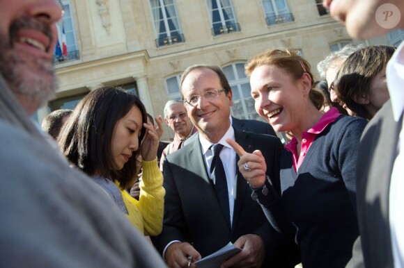 Les sourires étaient au rendez-vous pour François Hollande qui accueillait les visiteurs venus découvrir le palais de l'Elysée dans le cadre des Journées du patrimoine le 16 septembre 2012 à Paris