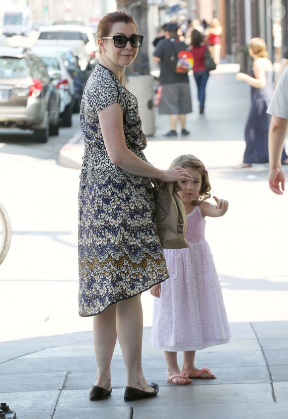 L'actrice Alyson Hannigan et sa fille Satyana dans les rues de Santa Monica, le 16 septembre 2012