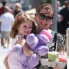 Alyson Hannigan et sa fille Satyana dans les rues de Santa Monica, le 16 septembre 2012