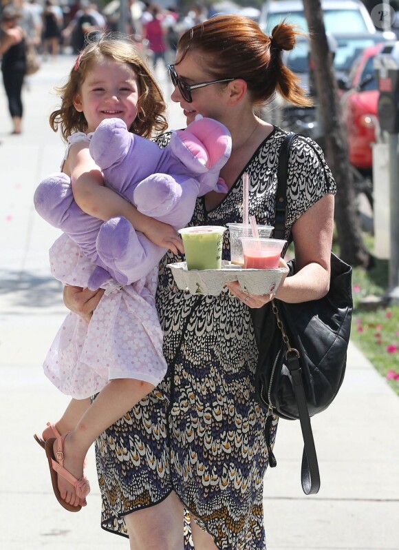Alyson Hannigan et sa fille dans les rues de Santa Monica, le 16 septembre 2012